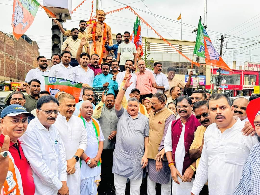 मंत्री रामविचार ने पंडित दीनदयाल उपाध्याय के प्रतिमा पर पुष्पांजलि अर्पित कर दी श्रद्धांजलि 